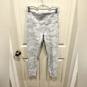 LLL WunderUnder High-Rise 25" 
Incognito Camo Jacquard Alpine White Starlight 10